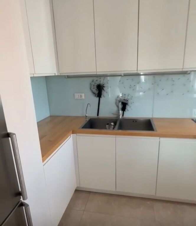 Apartament 3+1+ 2 Poste Parkimi tek Komuna prane Kristalit!
