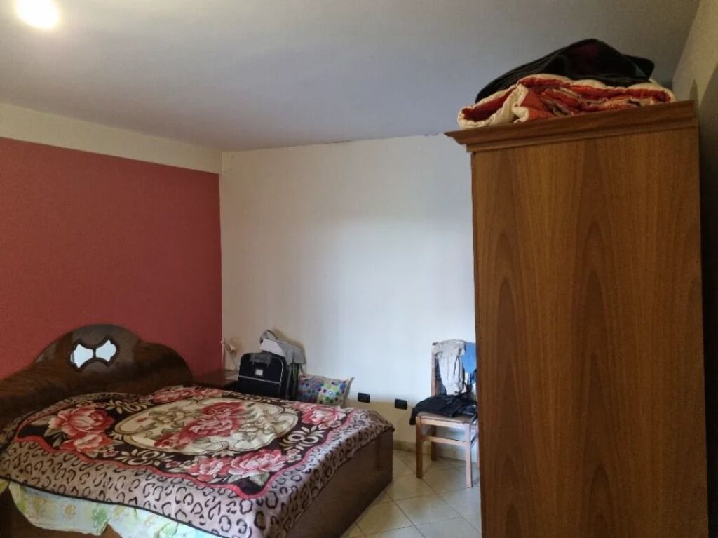 Apartament me qera - Pallati me shigjeta