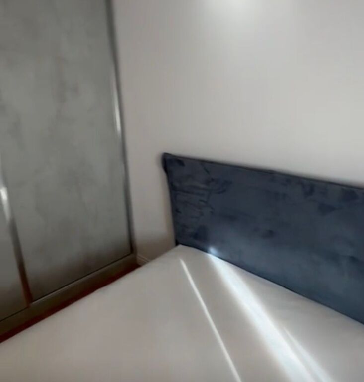 Apartament 3+1+ 2 Poste Parkimi tek Komuna prane Kristalit!
