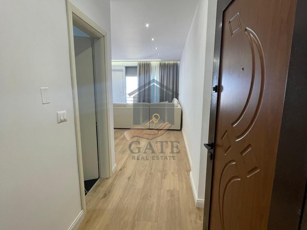 Jepet me qira apartament 2+1 me dy ballkone dhe dy tualete në zonën e Ish URT