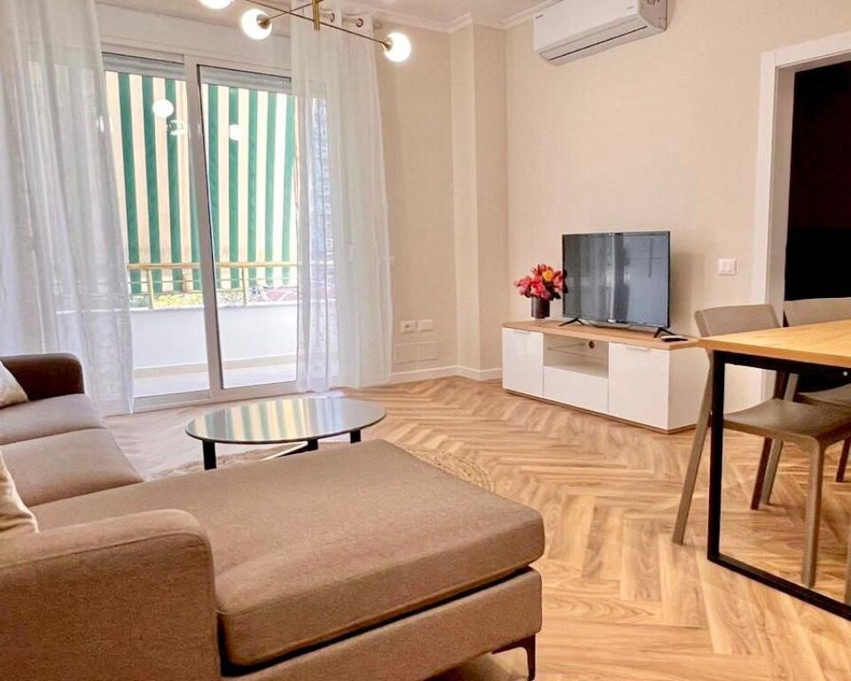 JEPET APARTAMENT 2+1+2 ME QIRA NE RRUGEN E KAVAJES PRANE KISHES KATOLIKE *