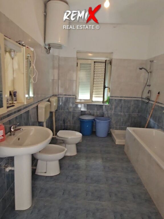 🏢 OBJEKT MULTIFUNKSIONAL PËR SHITJE – BUZË RRUGE KRYESORE, ALEKSANDËR GOGA, DURRËS