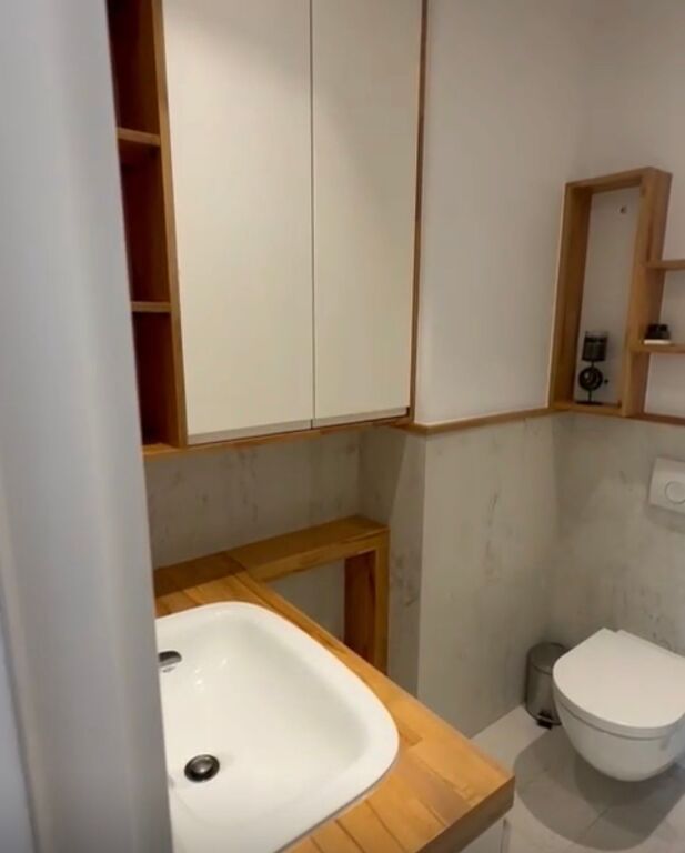 Apartament 3+1+ 2 Poste Parkimi tek Komuna prane Kristalit!
