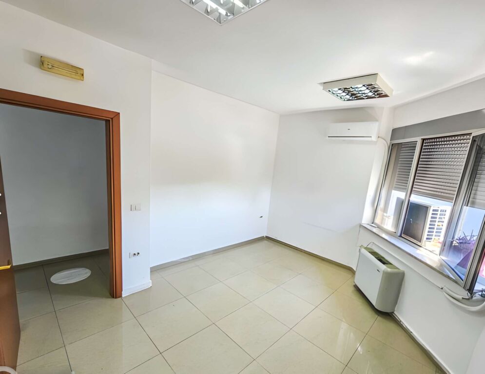 Jepet Ambjent me Qira - Rruga e Dibres, Afer Selvise !