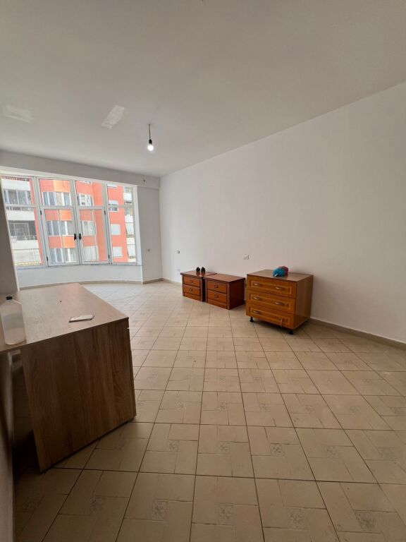Jepet me qera apartament per zyre ne Astir