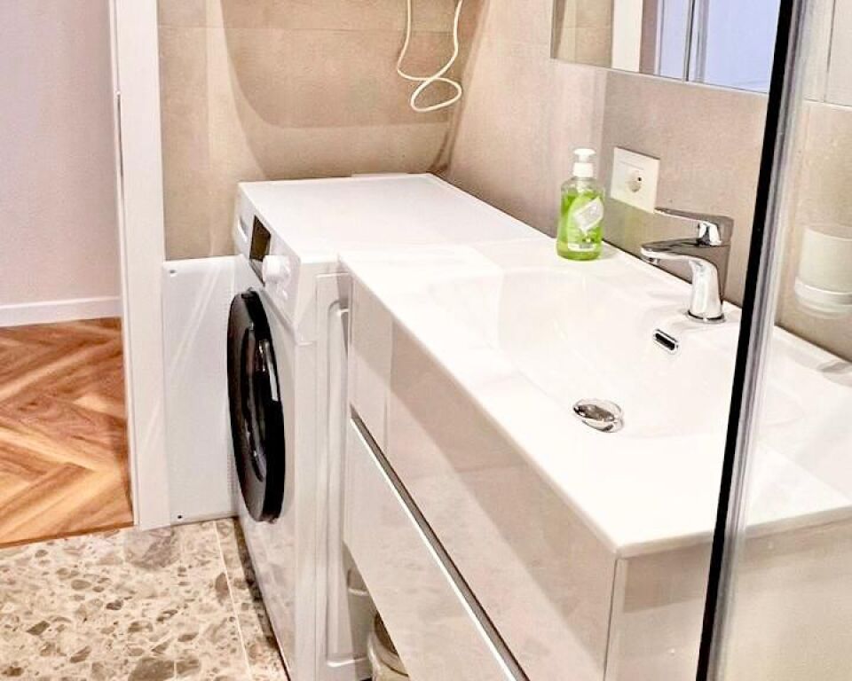 JEPET APARTAMENT 2+1+2 ME QIRA NE RRUGEN E KAVAJES PRANE KISHES KATOLIKE *