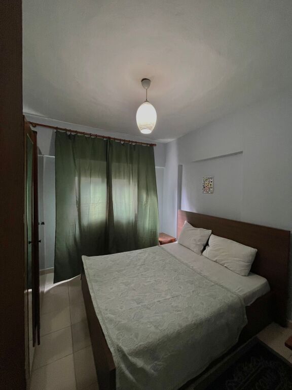 Shtepi me qera ( Komuna Parisit perball Kika 2)