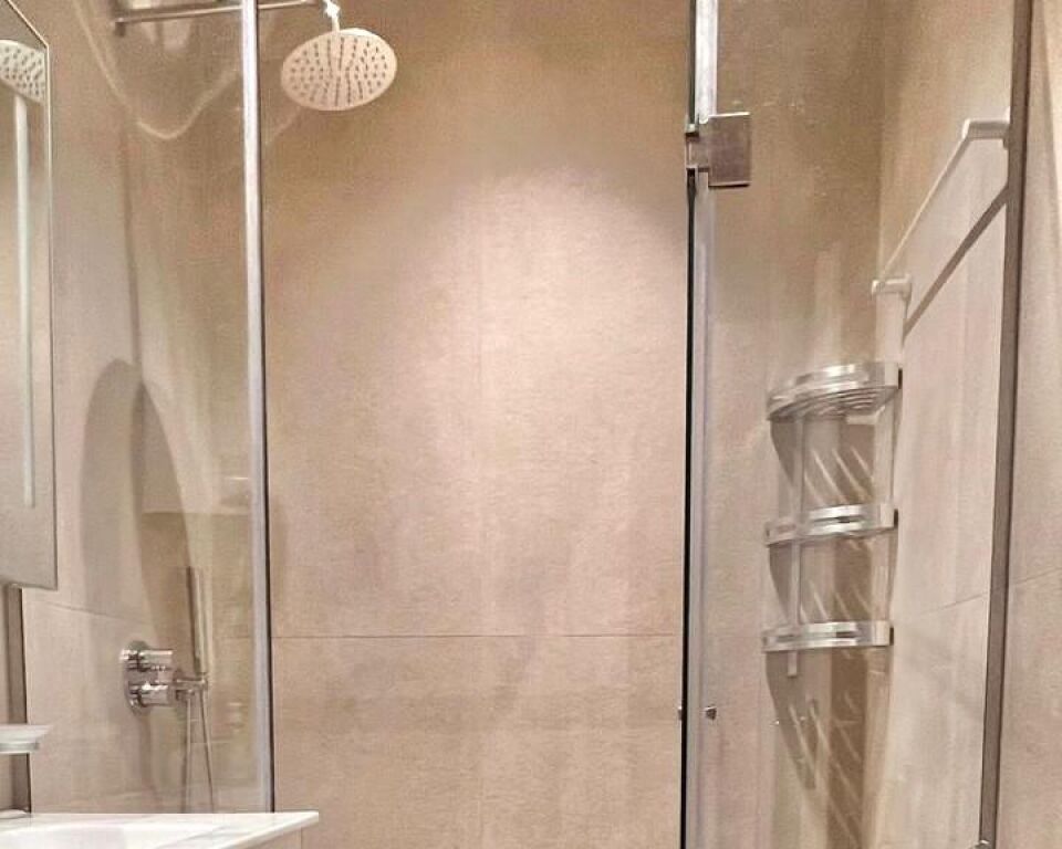 JEPET APARTAMENT 2+1+2 ME QIRA NE RRUGEN E KAVAJES PRANE KISHES KATOLIKE *