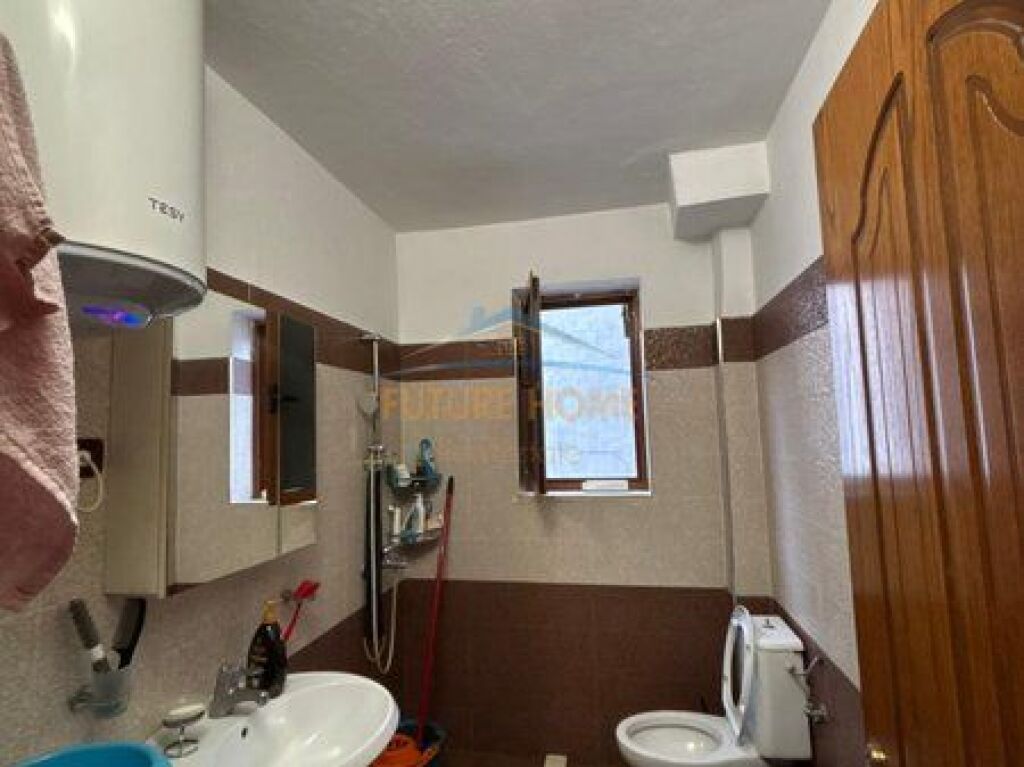 Shitet, Apartament 2+1+2, Komuna e Parisit, Tiranë