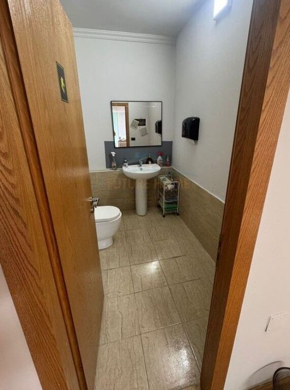 Qera, Ambient Biznesi, Komuna e Parisit, Tiranë.