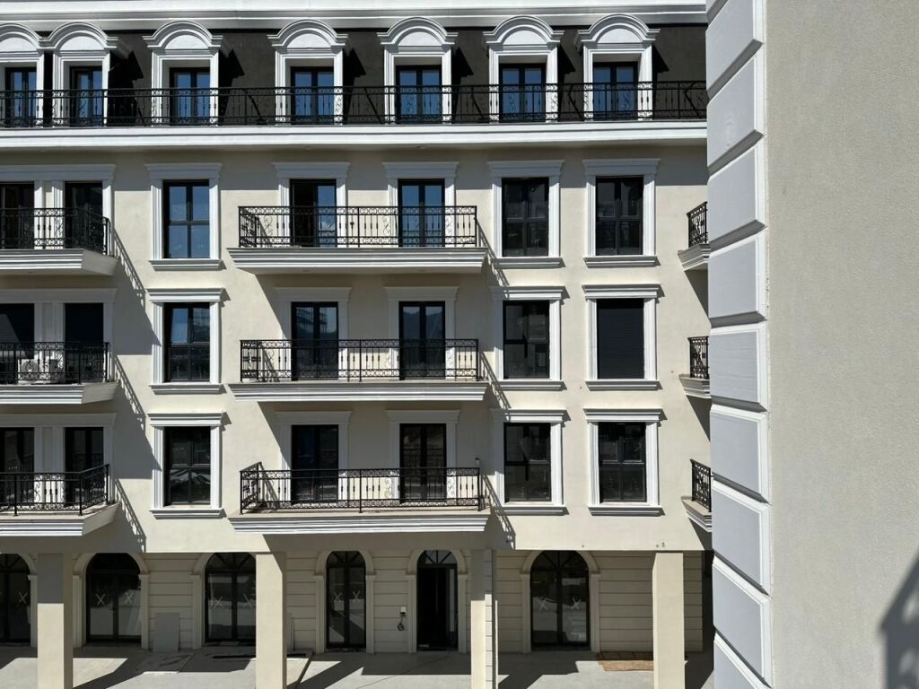 Shitet Garsoniere – Rezidenca Porta Tirana e Re, Sauk