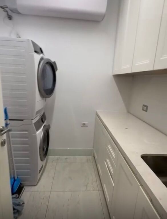 Apartament 3+1+ 2 Poste Parkimi tek Komuna prane Kristalit!
