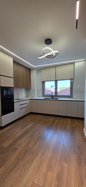 Ekskluzive!!!Apartament 2+1+2 Poste parkimi ne shitje tek Tower Bridge ne Tirane