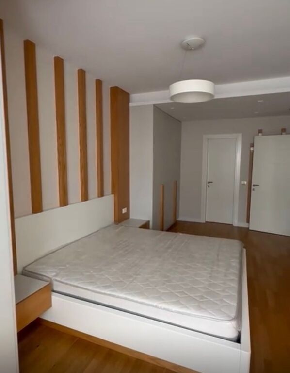 Apartament 3+1+ 2 Poste Parkimi tek Komuna prane Kristalit!
