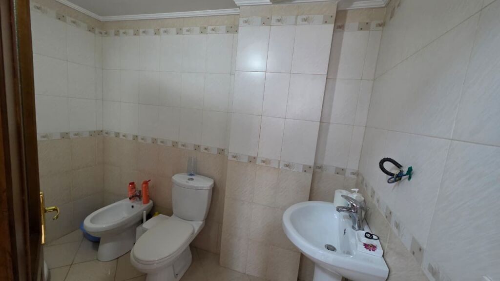 🏡 APARTAMENT 3+1+2 ME QIRA – QENDËR, VLORË