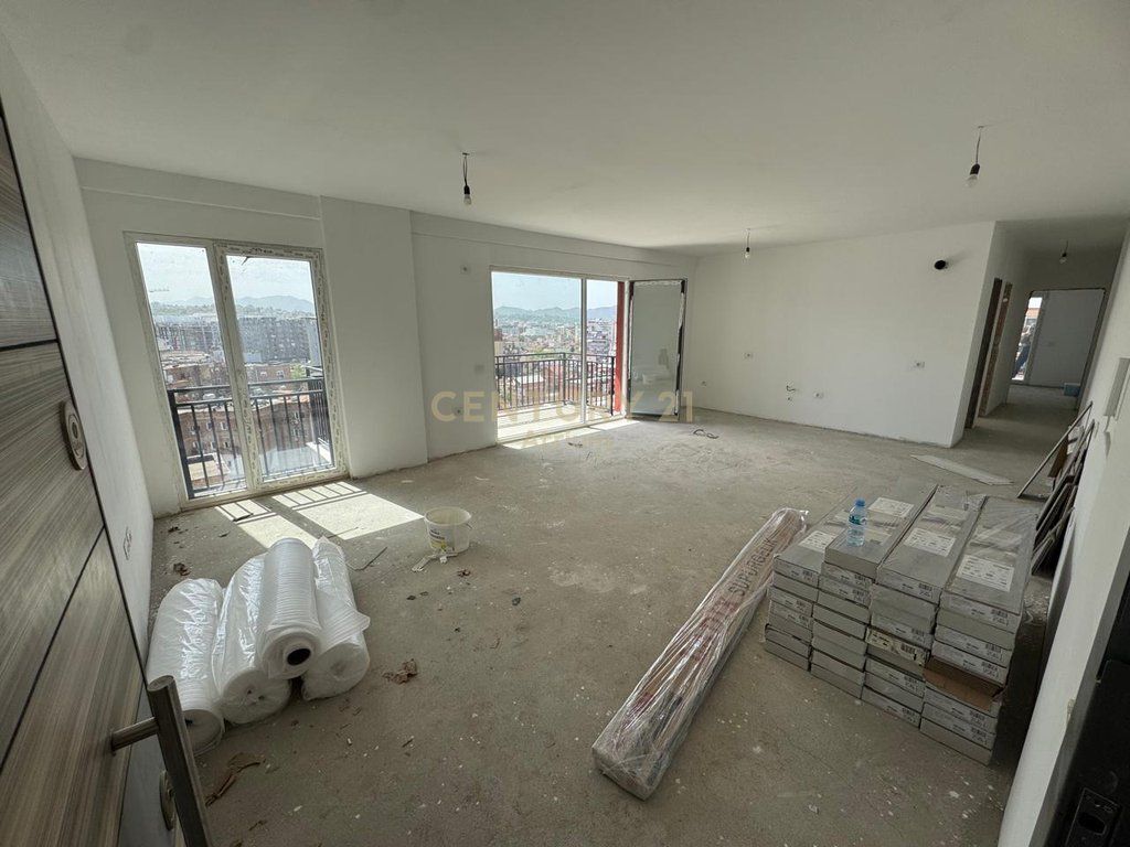 🏙️ APARTAMENT NE SHITJE ME PAMJE FANTASTIKE TE TIRANES 2+1+2 TUALETE+ 2 BALLKONE NE KOMPLEKSIN MIRABELLA NE LAGJEN 'VARRI BAMI'