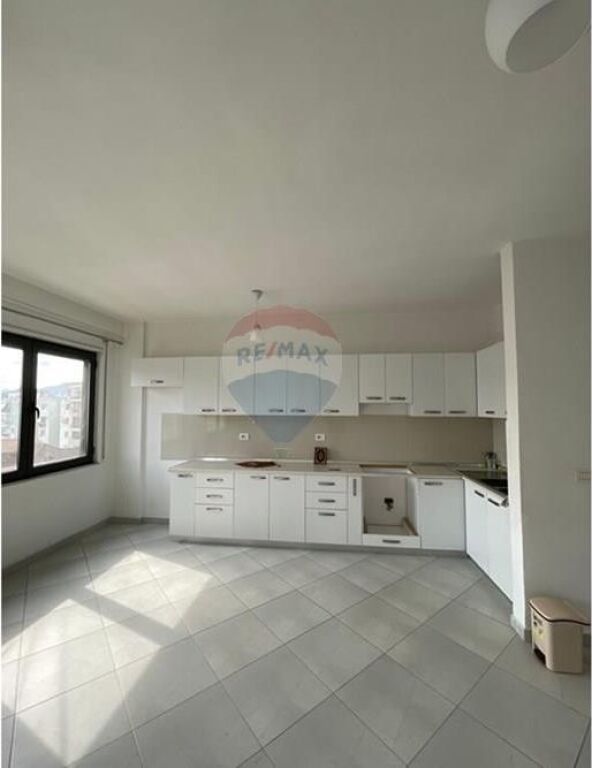 Shitet Apartament 2+1+2 tek Rruga e Elbasanit