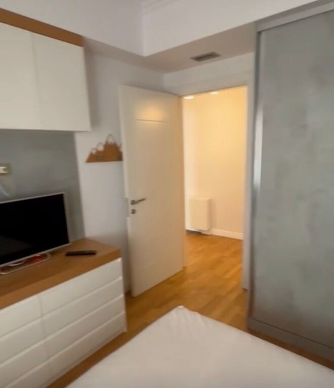 Apartament 3+1+ 2 Poste Parkimi tek Komuna prane Kristalit!
