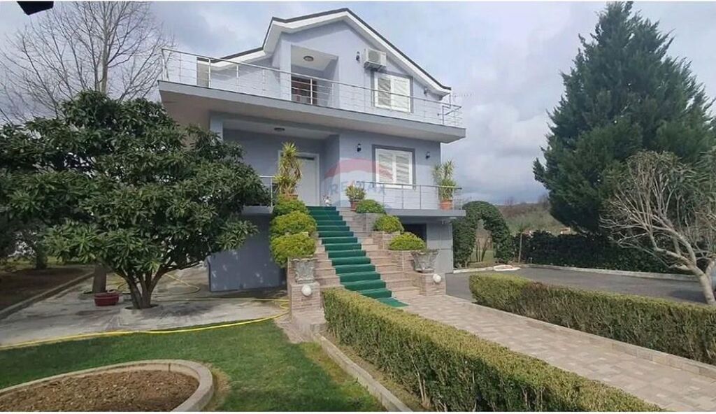 Terreno- Villa su 3 piani in vendita a Vore