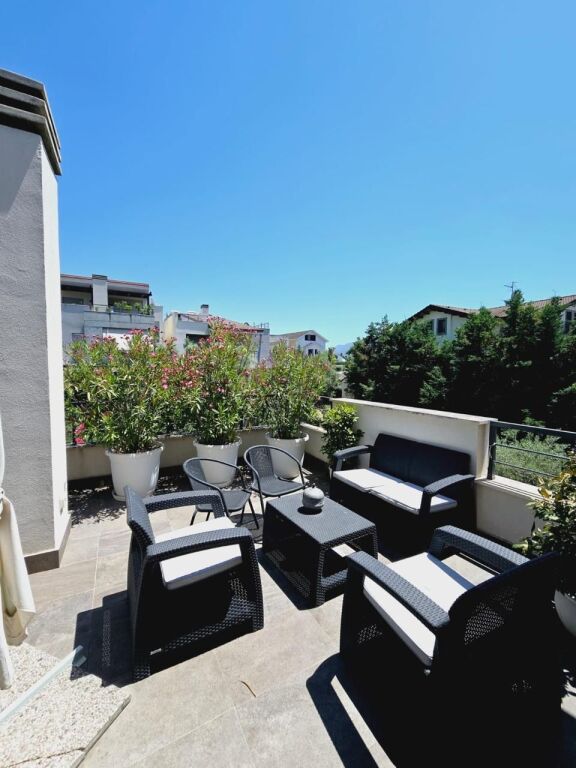 ✨ Vilë luksoze 4-katëshe me qira në Residence – vetëm 1 minutë nga TEG! ✨