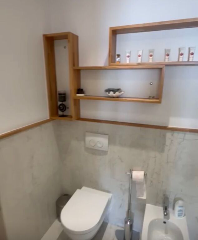 Apartament 3+1+ 2 Poste Parkimi tek Komuna prane Kristalit!
