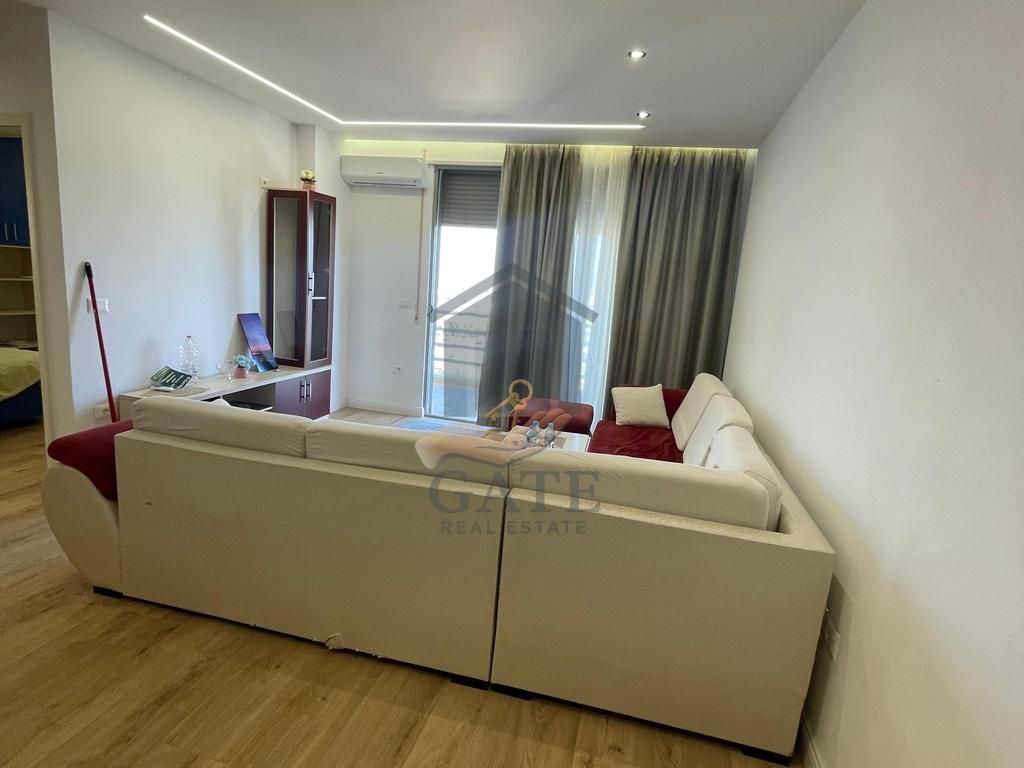 Jepet me qira apartament 2+1 me dy ballkone dhe dy tualete në zonën e Ish URT