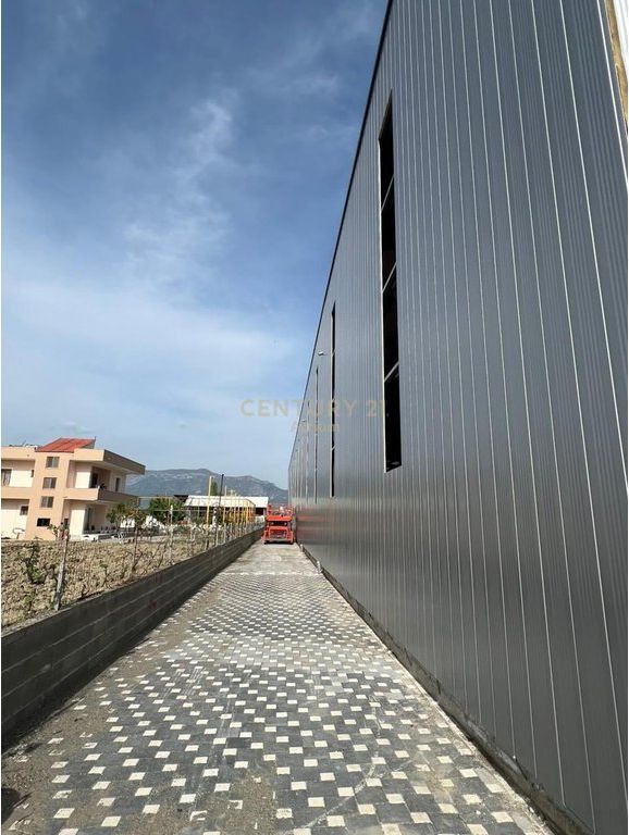 Industrial Warehouse for Rent, Large Space  Functional Yard