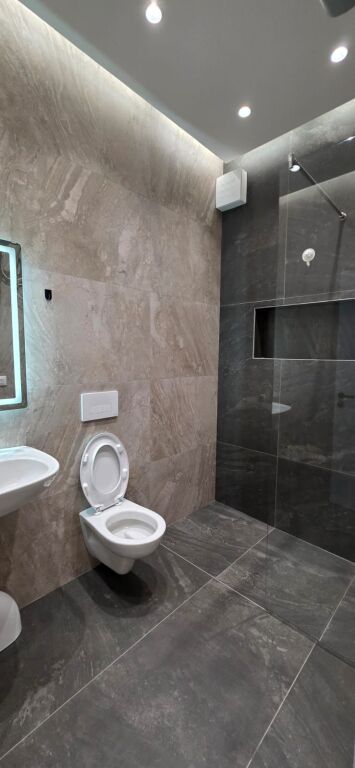 Ekskluzive!!!Apartament 2+1+2 Poste parkimi ne shitje tek Tower Bridge ne Tirane