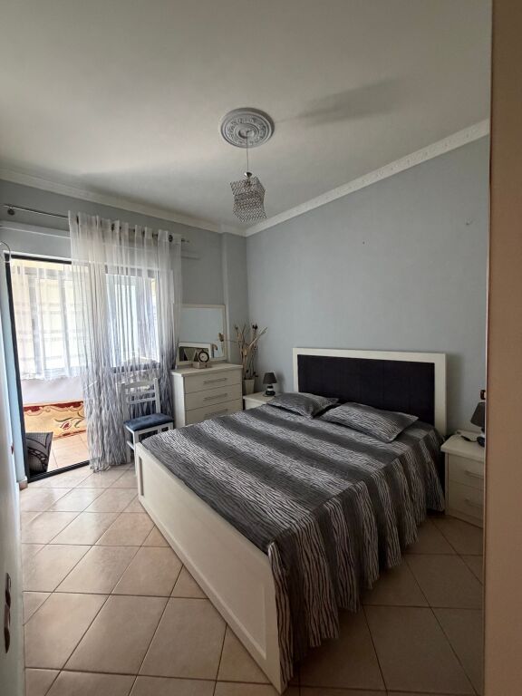 Jepet apartament 2+1, Me Qera- Rruga e Kavajes- Globe