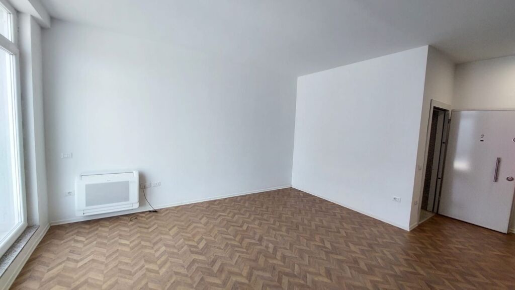 Office for rent at the Commune of Paris