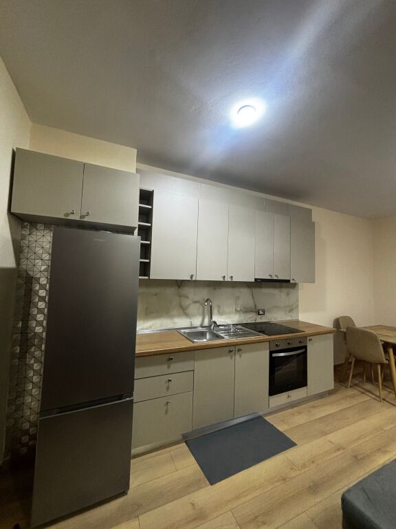 SHTËPI ME QERA – RRUGA E KAVAJËS (PËRBALLË DELIJORGJIT)