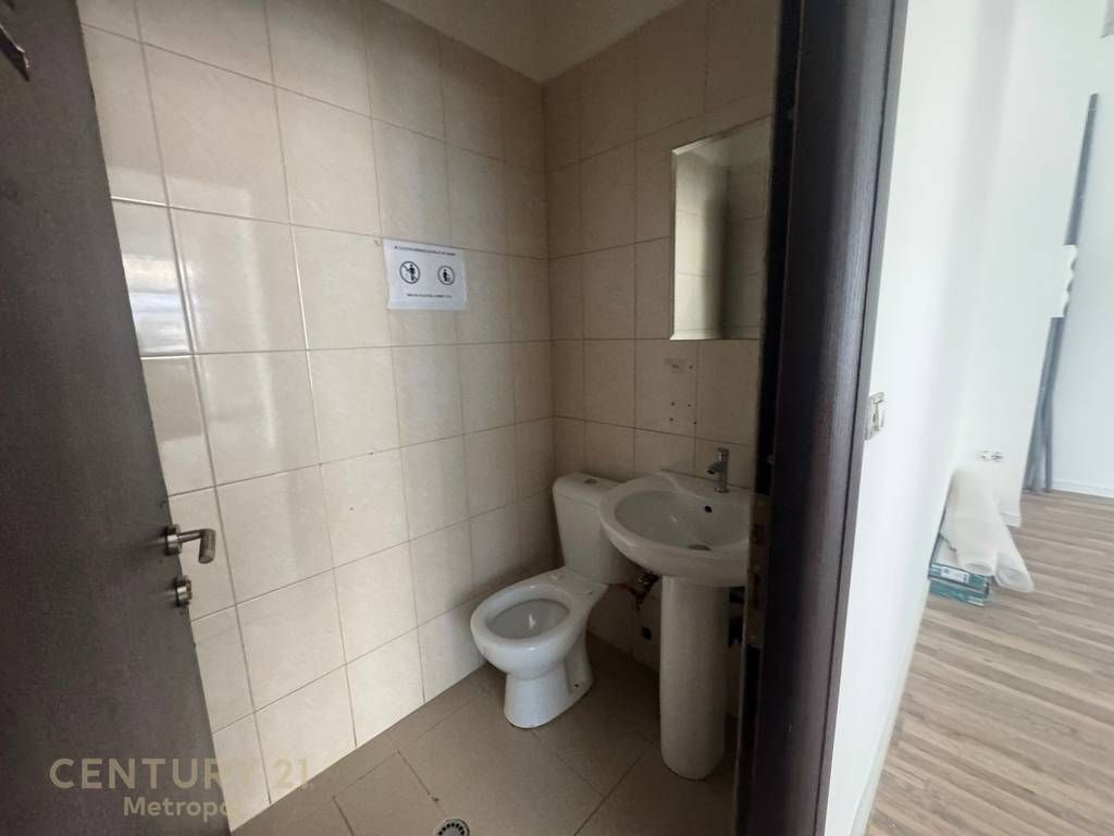 AMBIENT PER QIRA , ISH STACIONI TRENIT!