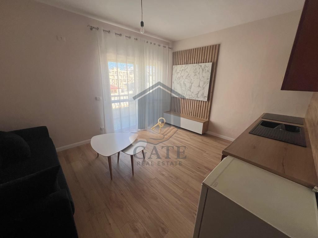 Shitet garsoniere në vijë të dytë nga deti