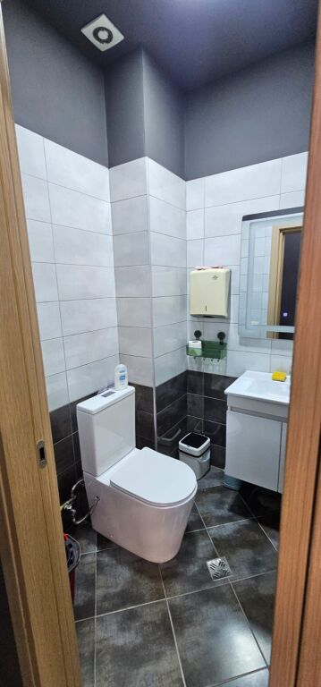 SHITET AMBIENT BIZNESI 100 M2 200.000 EURO PRAN KOLEGJIT ENEIDA