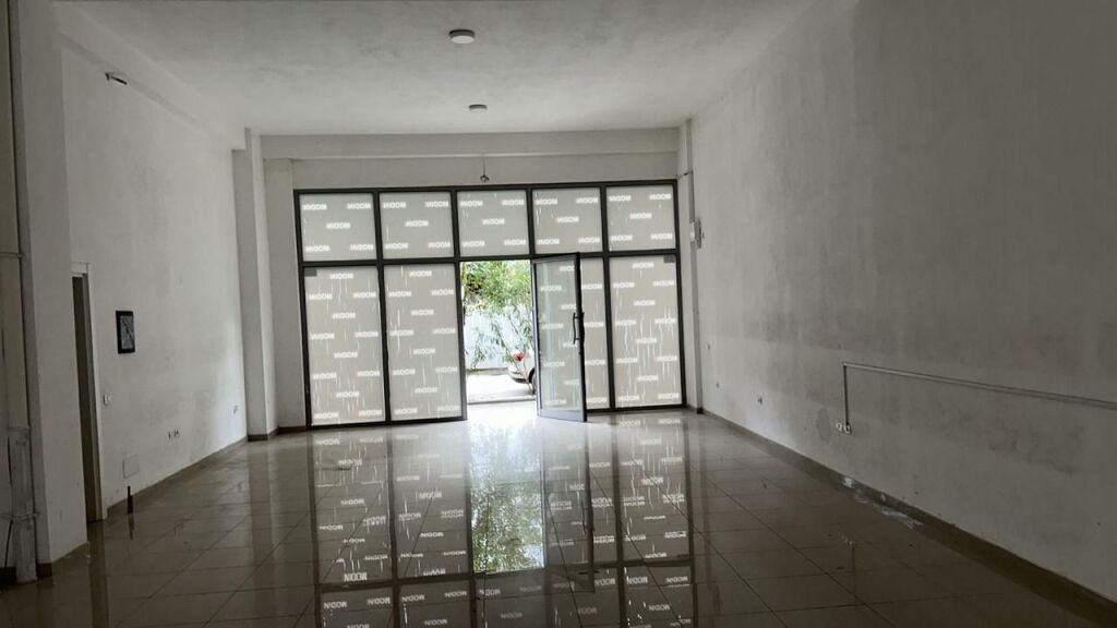 Ofrohet me qira një ambient biznesi tek Kika 3