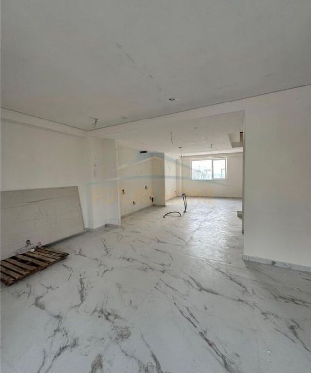 Shitet, Duplex , Fresk , Tiranë