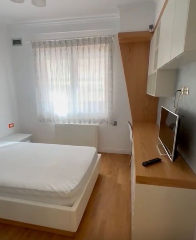 Apartament 3+1+ 2 Poste Parkimi tek Komuna prane Kristalit!
