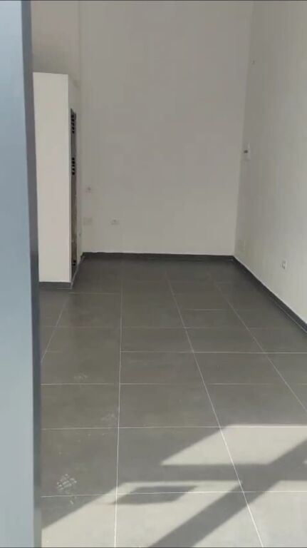 NEGOZIO 50000 LEKE. VIA 5 MAJI. DIETRO IL CONCORD CENTER.