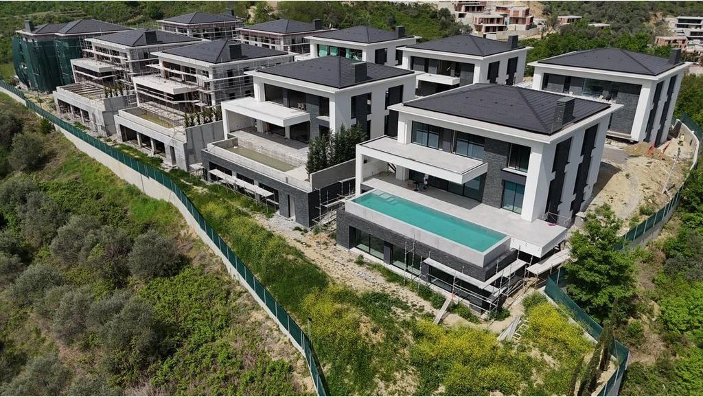 WE SELL LUXURY VILLA