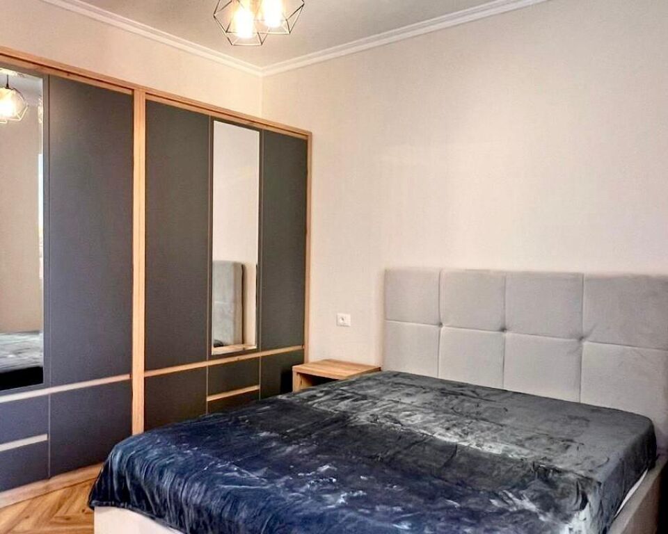 JEPET APARTAMENT 2+1+2 ME QIRA NE RRUGEN E KAVAJES PRANE KISHES KATOLIKE *
