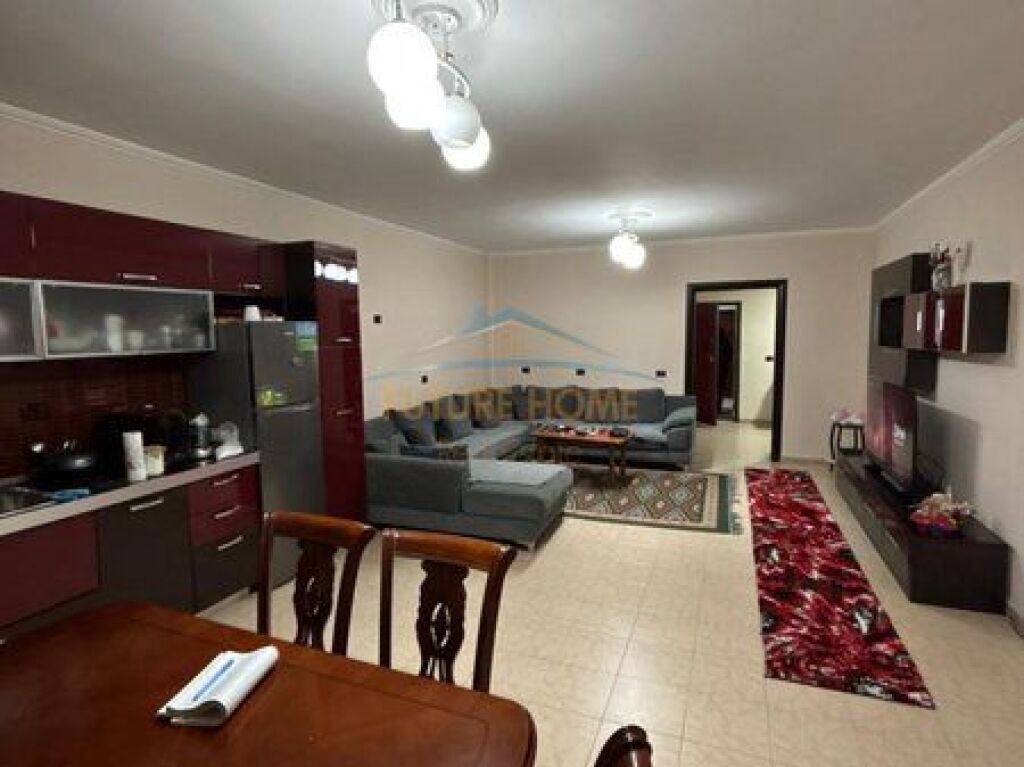 Shitet, Apartament 2+1+2, Komuna e Parisit, Tiranë