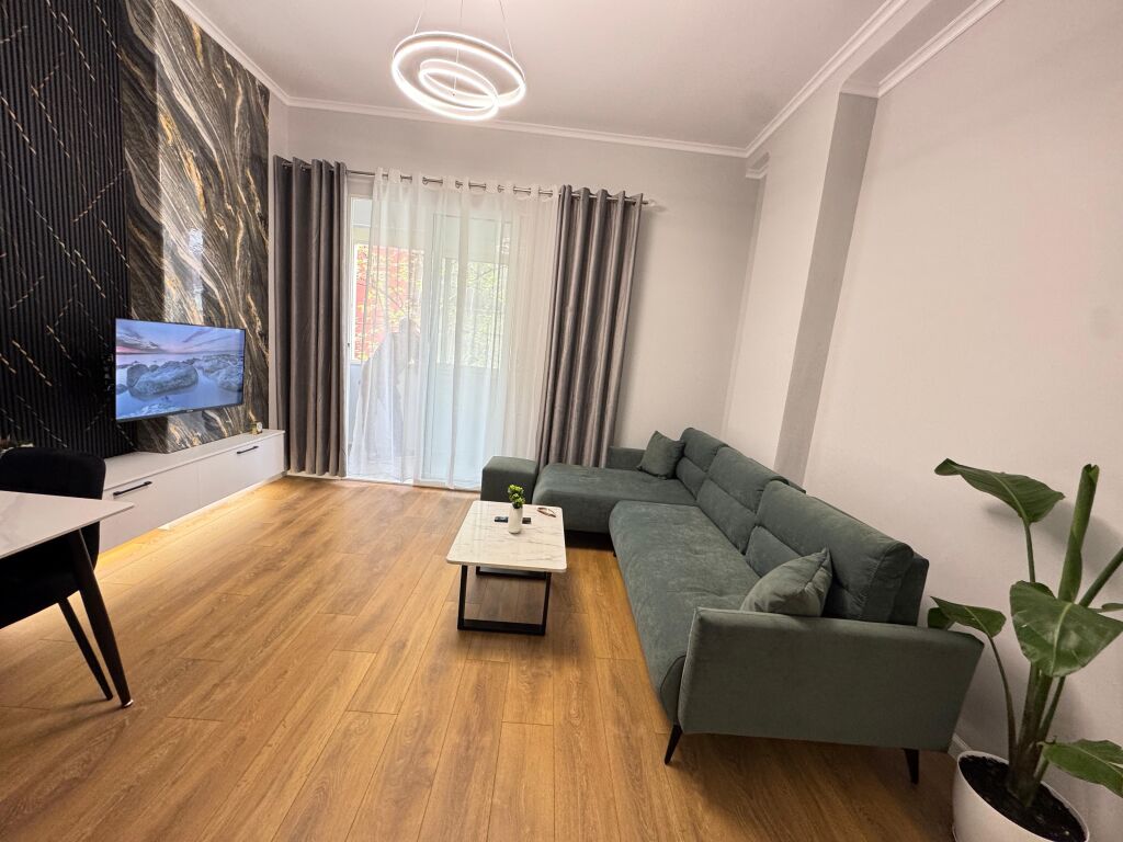 Shitet apartament 1+1 tek Restorant Fresku