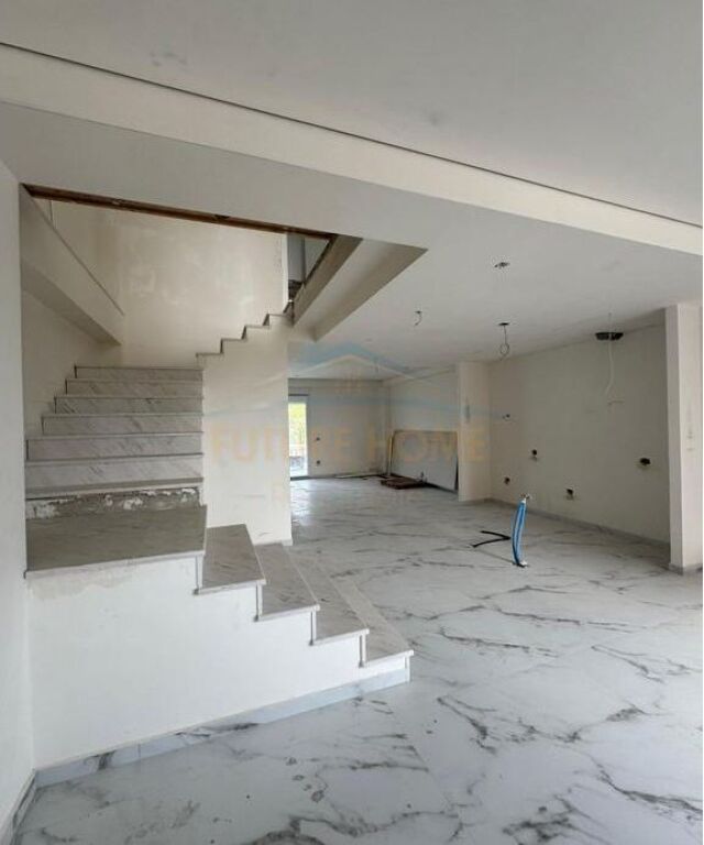 Shitet, Duplex , Fresk , Tiranë