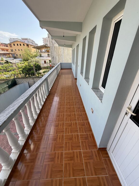 Jepet Me Qera Apartament 2+1 , Uje,Drita Te Perfshira Ne Cmim!