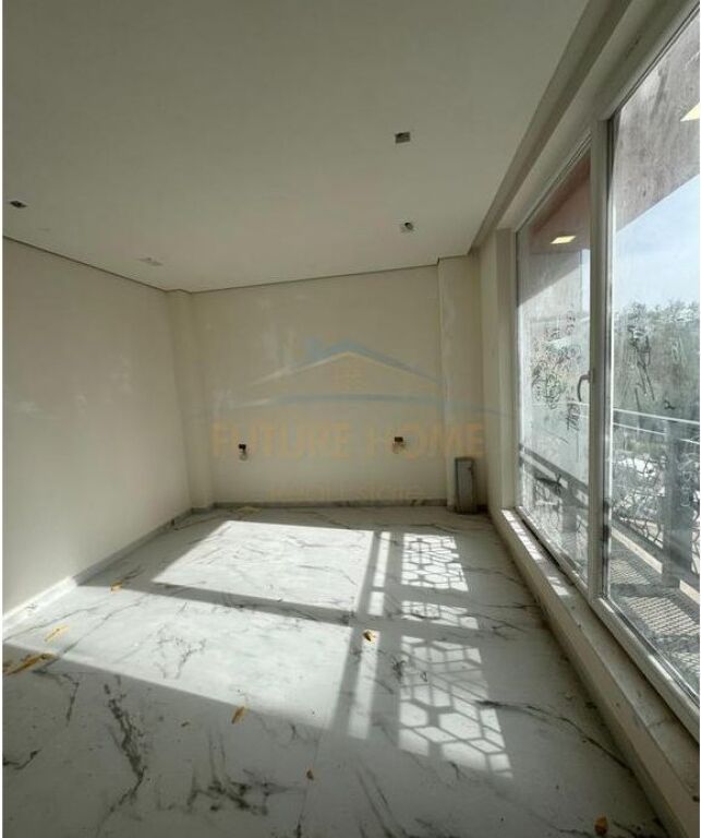 Shitet, Duplex , Fresk , Tiranë