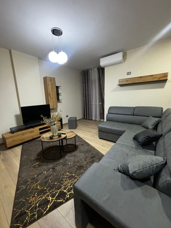 SHTËPI ME QERA – RRUGA E KAVAJËS (PËRBALLË DELIJORGJIT)