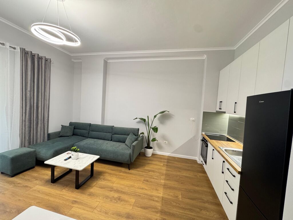 Shitet apartament 1+1 tek Restorant Fresku