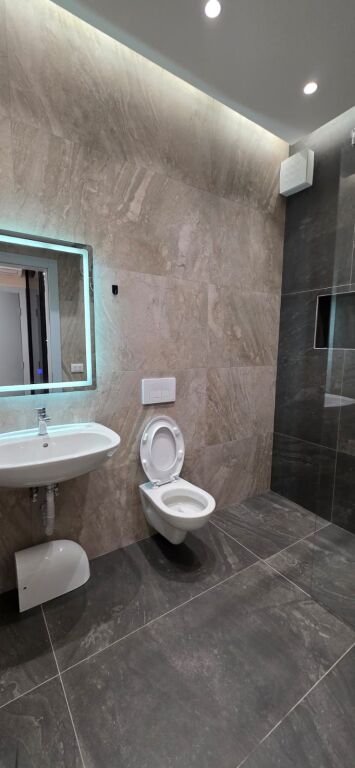 Ekskluzive!!!Apartament 2+1+2 Poste parkimi ne shitje tek Tower Bridge ne Tirane