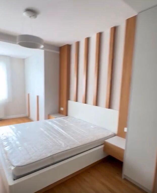 Apartament 3+1+ 2 Poste Parkimi tek Komuna prane Kristalit!
