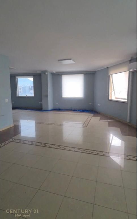 AMBIENT PER ZYRA, ISH STACIONI TRENIT!